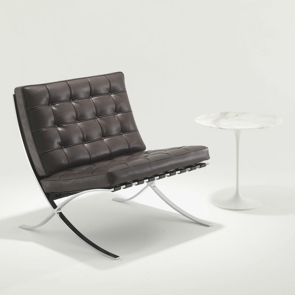 Barcelona Sessel von Knoll International: Brauner Ledersessel mit verchromtem Gestell und Beistelltisch.