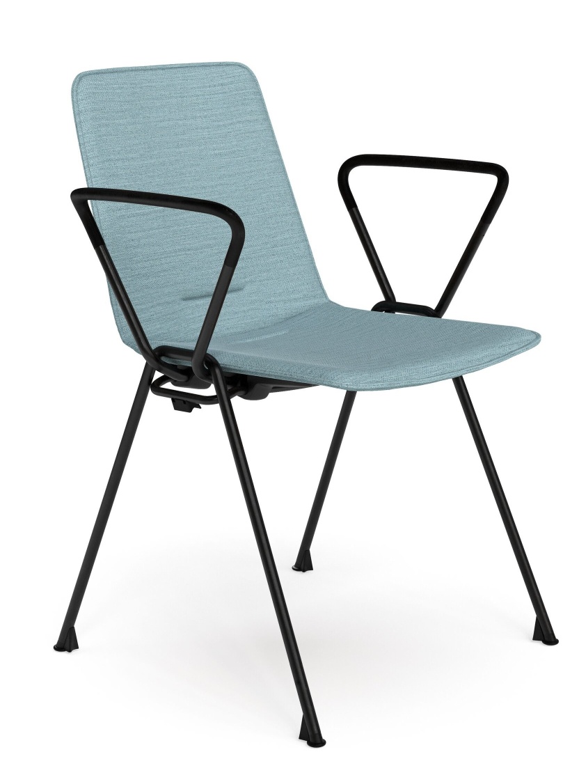 Walter Knoll 1651 Yunity Armchair Armlehnstuhl mit hellblauem Stoffbezug und schwarzem Metallgestell, Frontansicht.