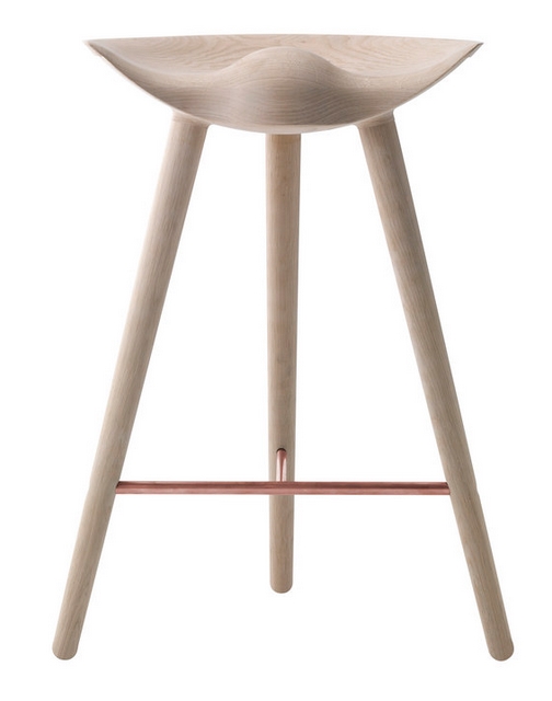 Audo ML42 Thekenhocker aus hellem Holz mit drei Beinen und Fußstütze aus Kupfer.