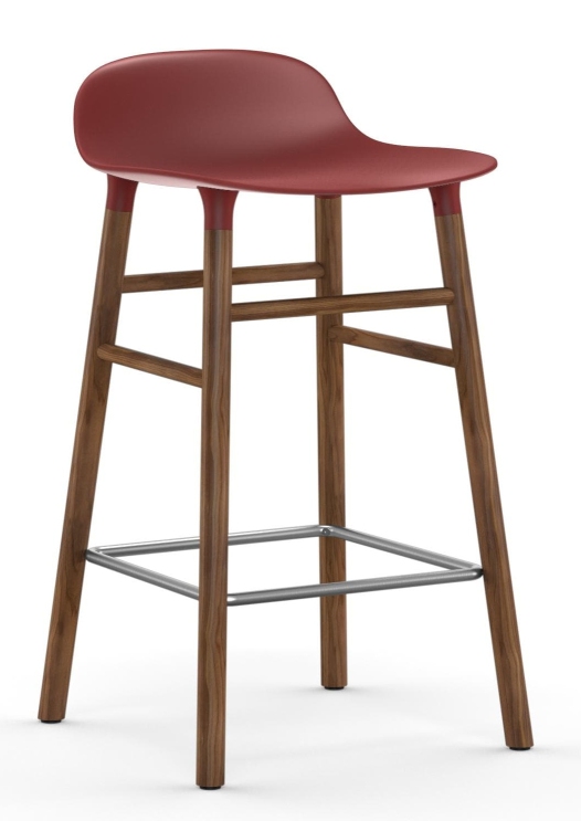 Form Barstool Barhocker von Normann Copenhagen, H 65 cm, Holzgestell, roter Sitz, Fußstütze.