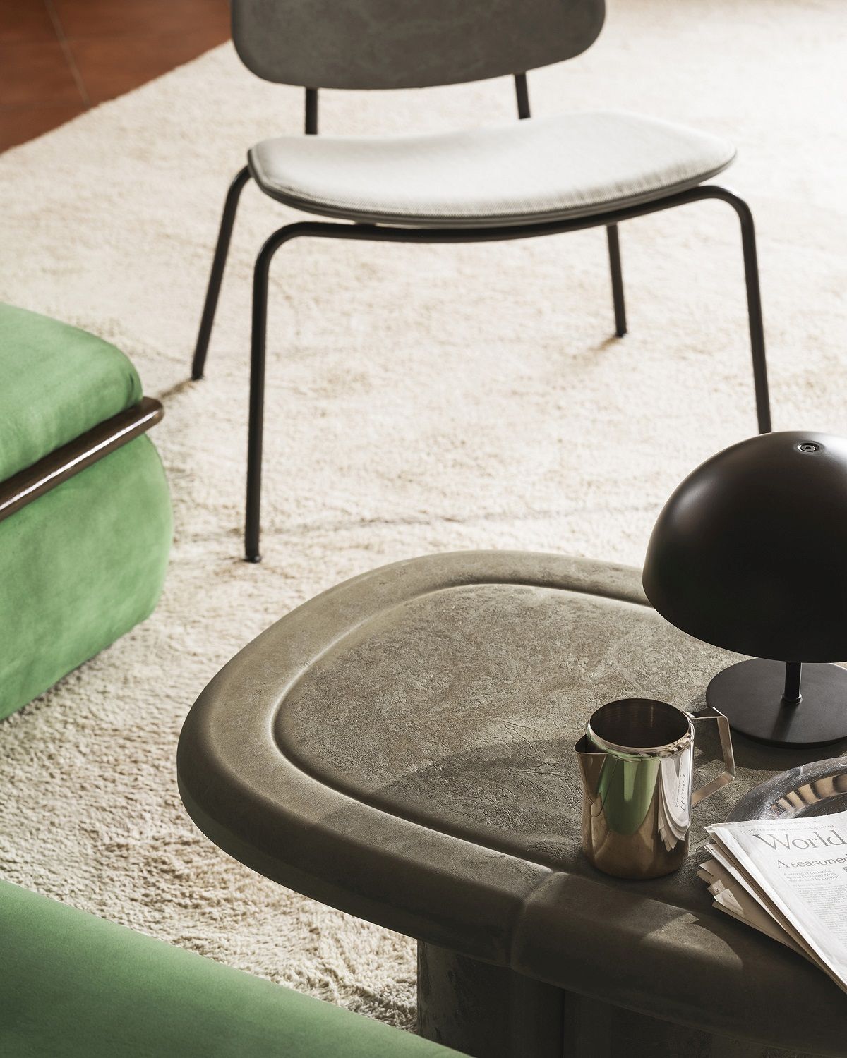 Ovaler Alder Lounge Table Couchtisch aus Steinzeug im Wohnzimmer mit Lampe und Dekoration.