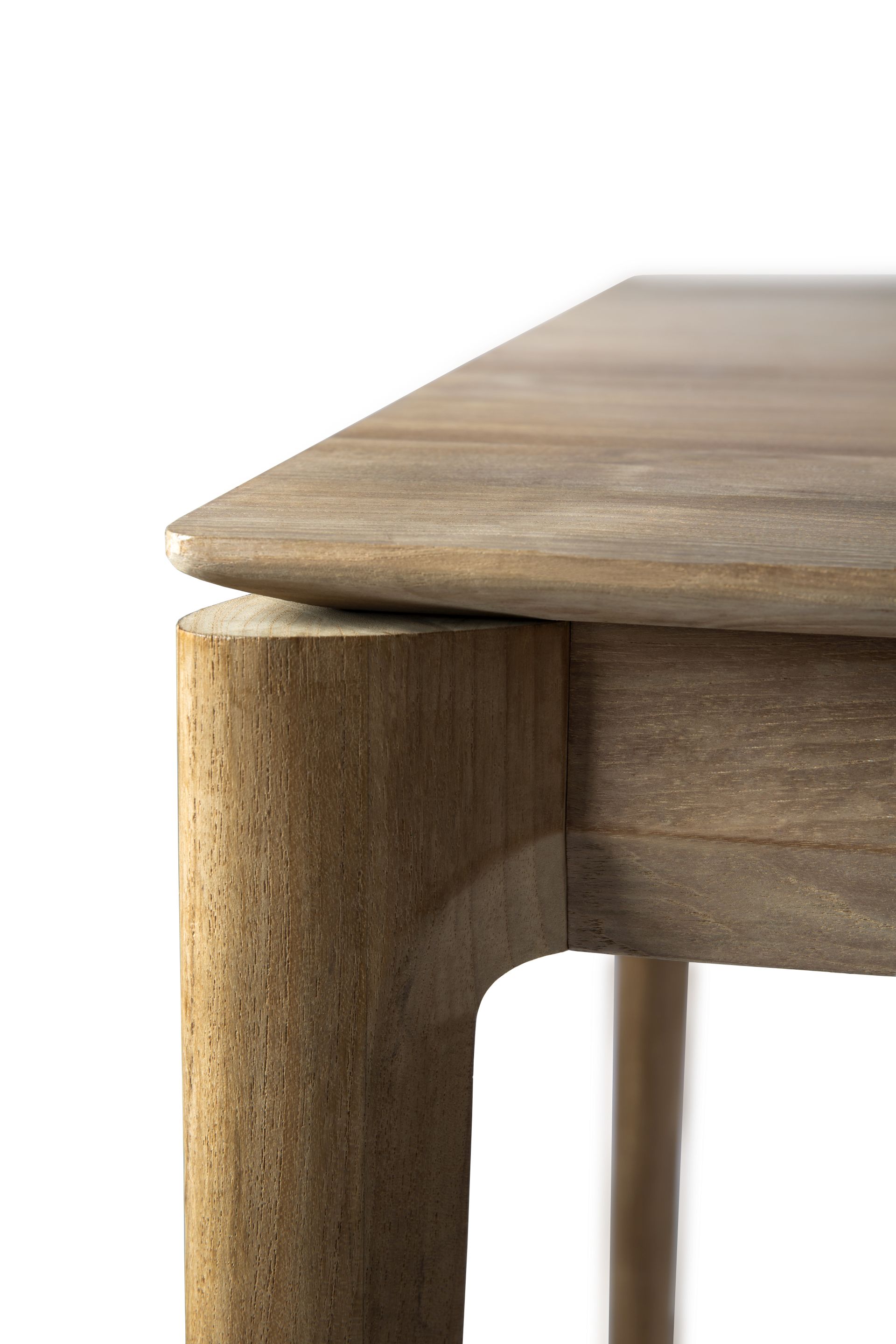 Detailaufnahme des Bok Teak Tischs von Ethnicraft: Tischplatte und Bein aus massivem Teakholz.