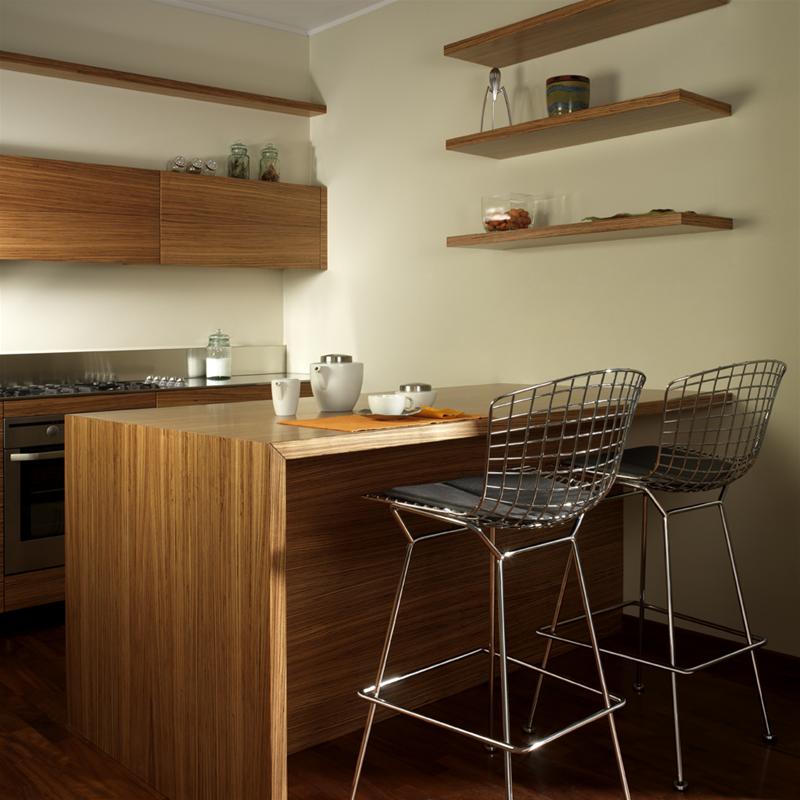 Zwei Bertoia Barhocker von Knoll International aus verchromtem Stahl in einer modernen Küche.