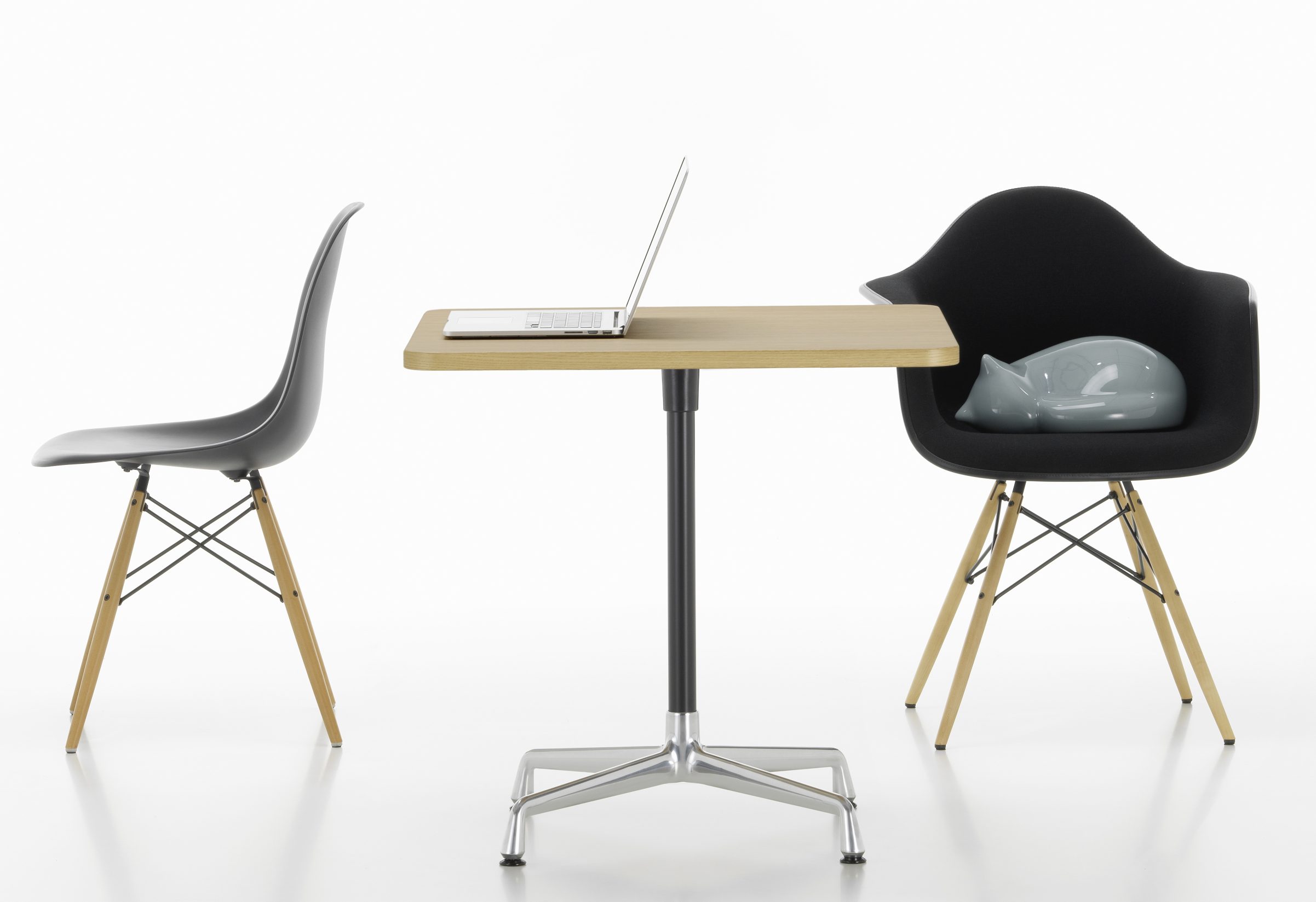 Eames Contract Table von Vitra mit Laptop und zwei Eames Plastic Chairs auf weißem Hintergrund.