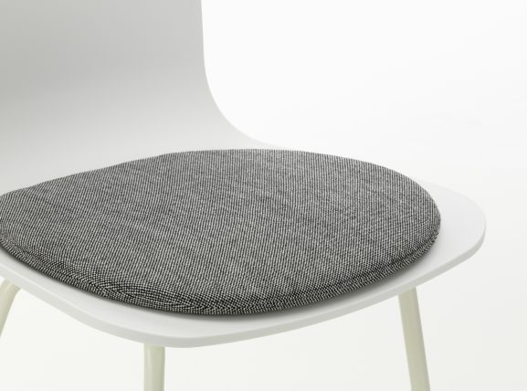 Nahaufnahme: Vitra Soft Seats Sitzkissen Indoor/Outdoor Typ A Cosy 2 Pebble grey auf einem weißen Stuhl.