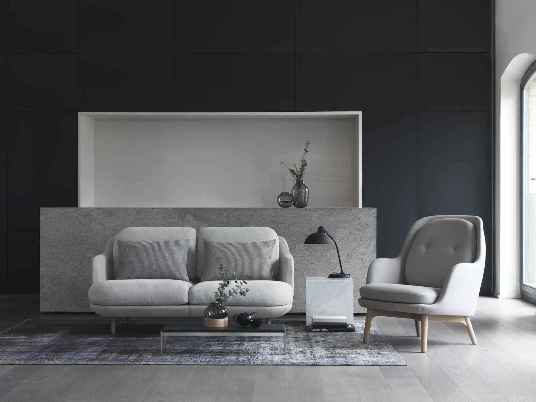Graues Lune Sofa von Fritz Hansen, ein 2-Sitzer mit Kissen im modernen Wohnzimmer.