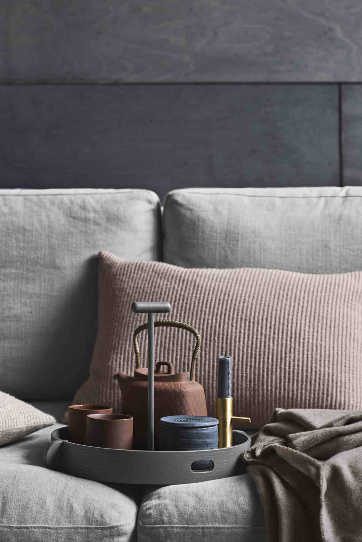 Nahaufnahme des grauen Fritz Hansen Lune Sofas mit Teekanne und Tassen auf einem Tablett.
