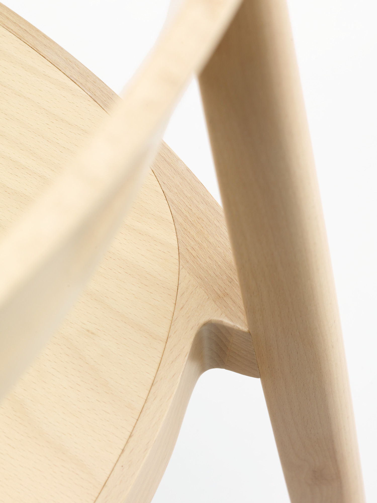 Detailaufnahme: Sitzfläche und Bein des Holzstuhl 118 M von Thonet aus hellem Buchenholz.