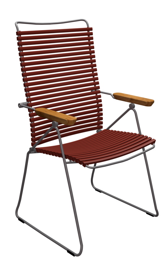 Houe Click Position Chair Outdoor Sessel mit Armlehnen aus Bambus und Stahlgestell.