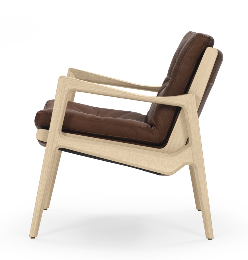 Euvira Lounge Chair: Gepolsterter Sessel mit braunem Lederbezug und hellem Holzgestell, Seitenansicht.