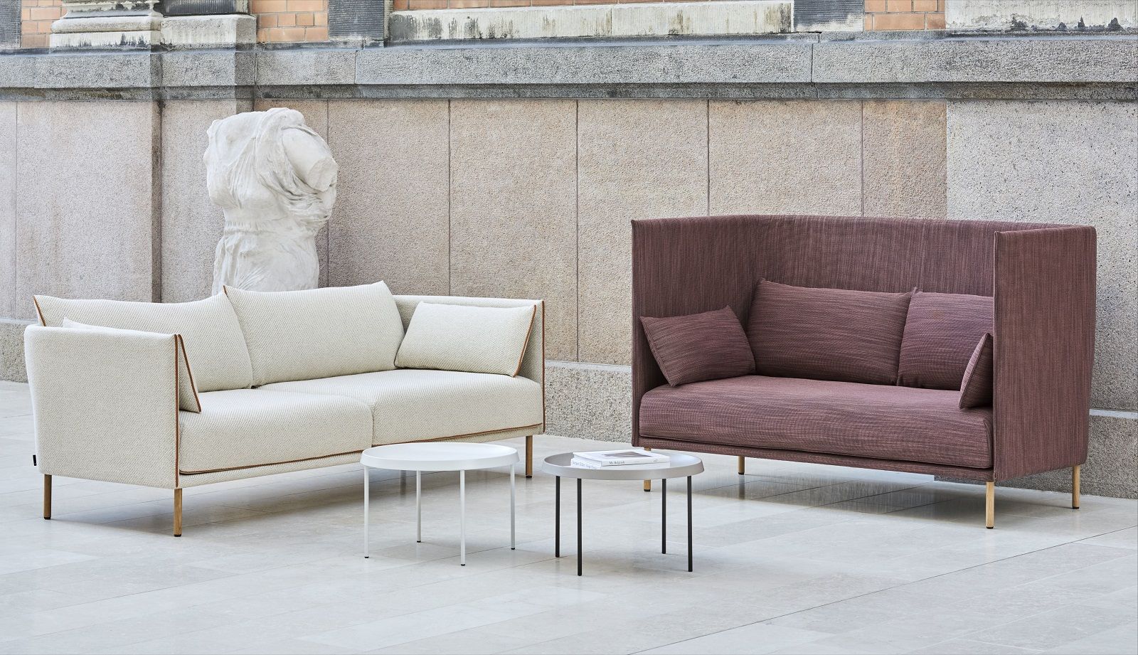 Zwei Sofas: Beige Sofa und Silhouette Sofa 2-Sitzer High Back Hay in Pflaume mit Kissen.