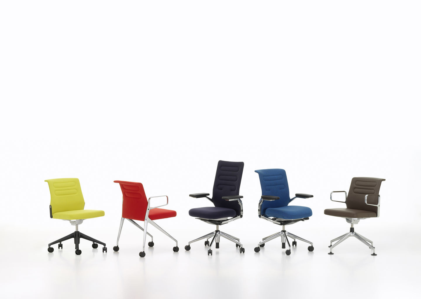 AC5 Work Bürodrehstühle von Vitra in verschiedenen Farben, ergonomische Bürostühle mit Rollen und Armlehnen.