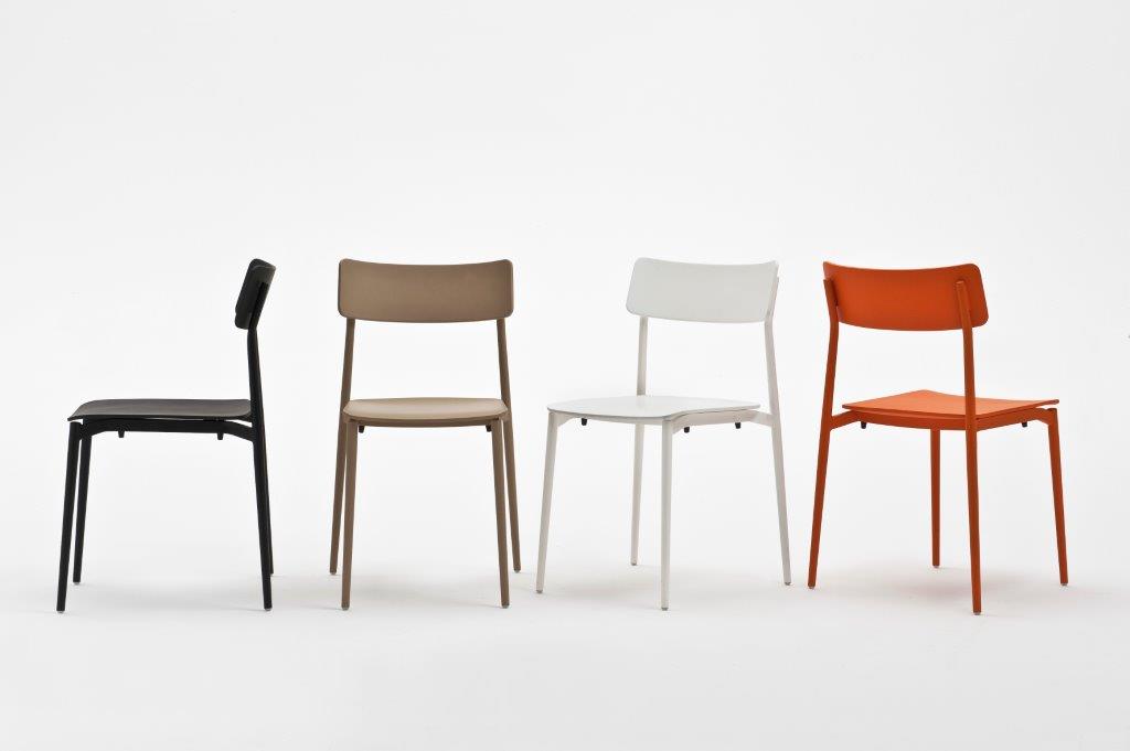 Vier farbige Stühle der Serie Cult von Segis, moderne Sitzmöbel für Esszimmer und Büro.