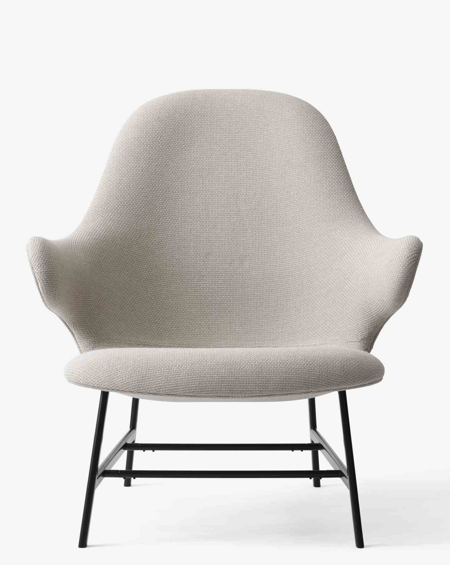 Catch Lounge Sessel von AndTradition, Stoffbezug in Beige, mit schwarzem Metallgestell, Frontansicht.