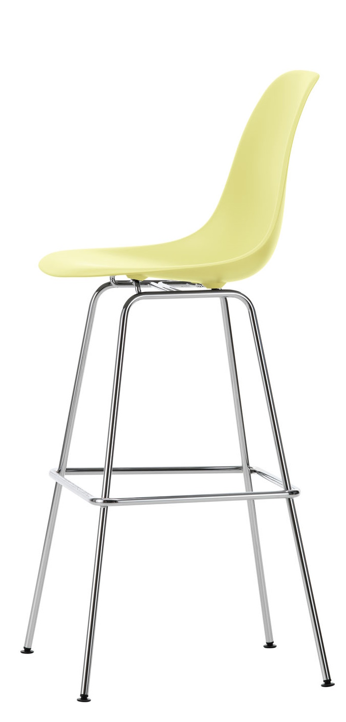Vitra Eames Plastic Bar Stool High, gelber Design Hocker mit verchromtem Metallgestell, seitliche Ansicht.