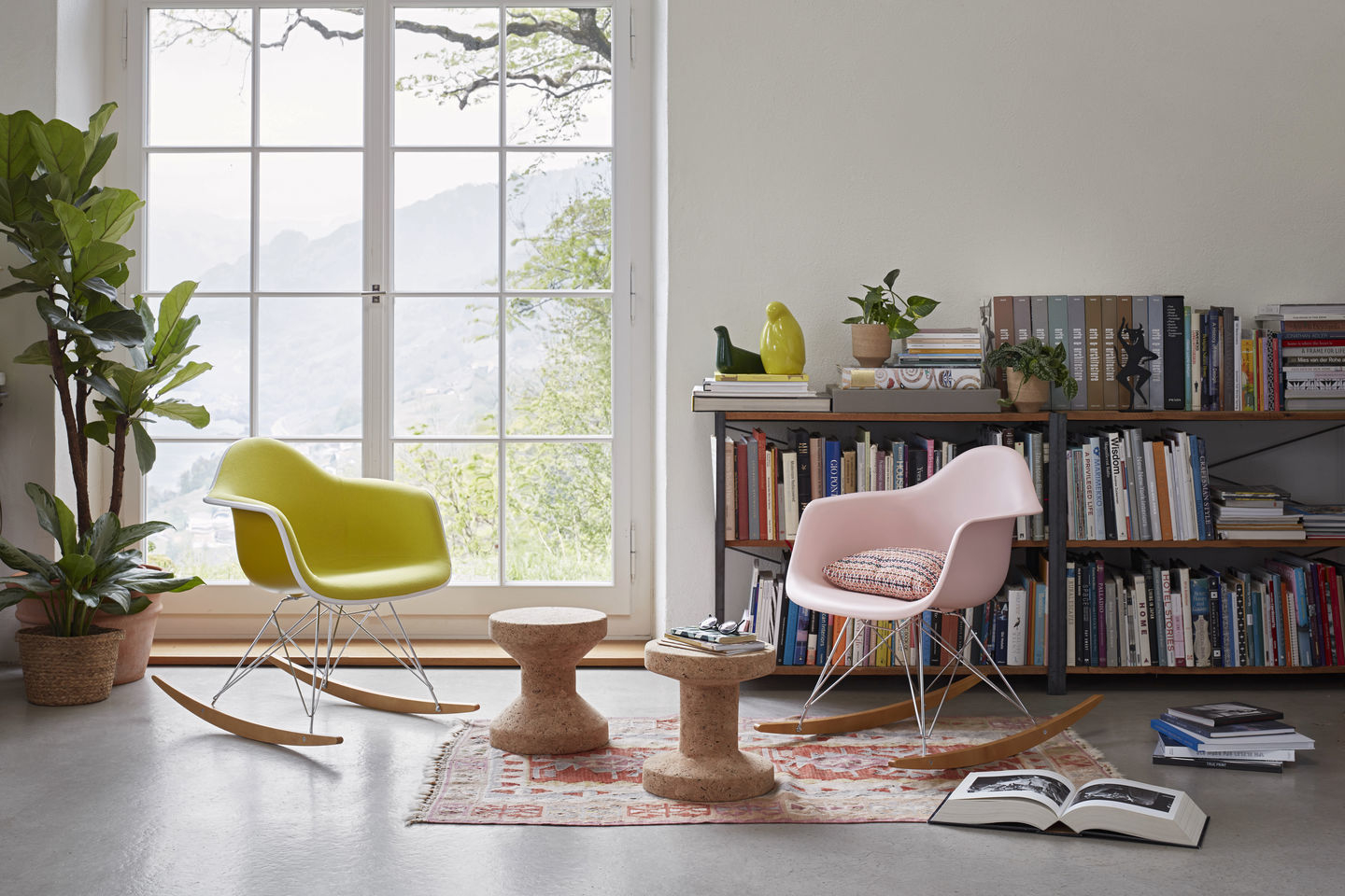 Vitra Eames RAR Schaukelstühle in Gelb und Rosa mit Ahorn-Kufen und Chrom-Gestell in Wohnzimmer.
