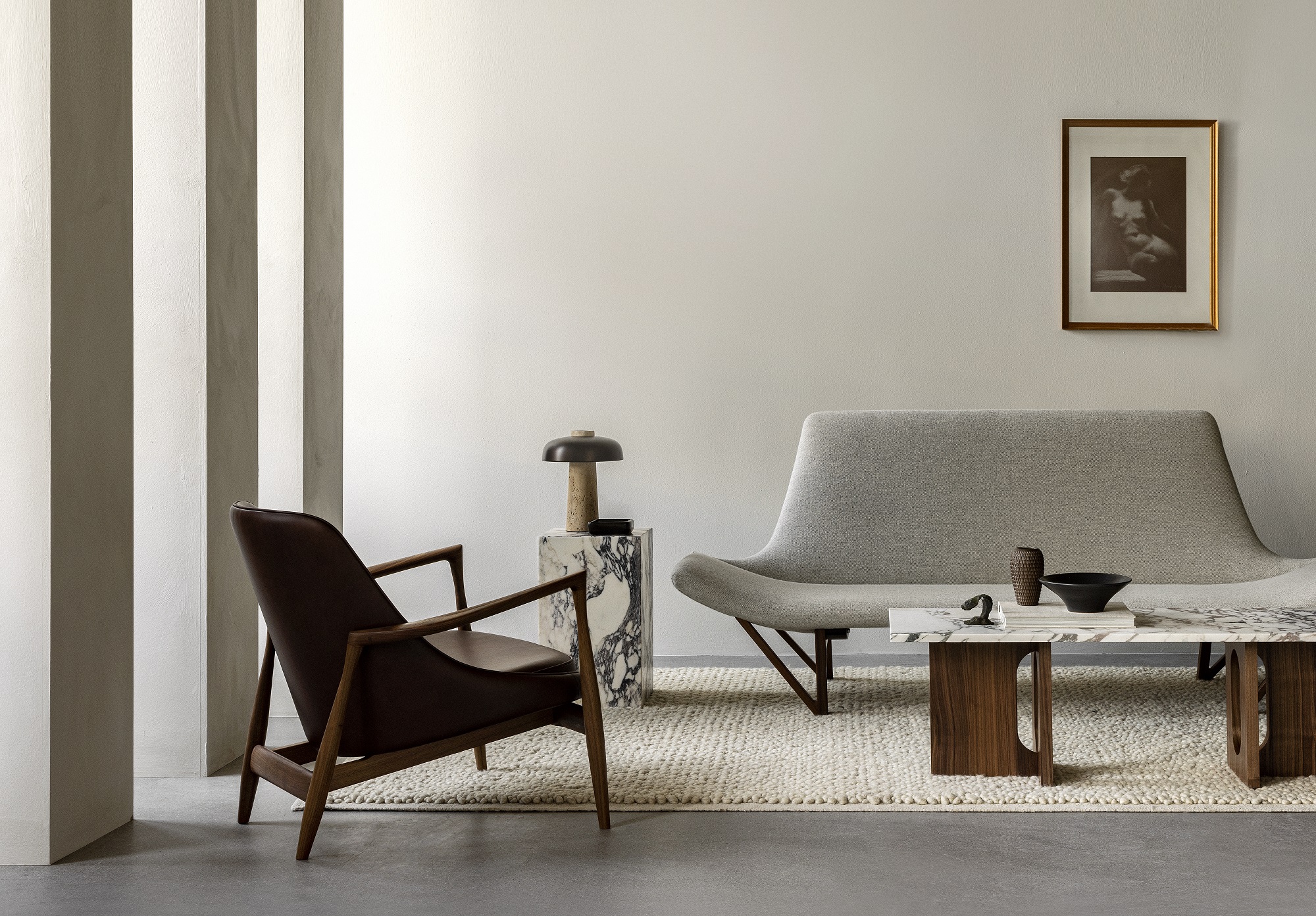 Androgyne Couchtisch von Audo Copenhagen im Wohnzimmer mit Sessel, Sofa und Dekoration.