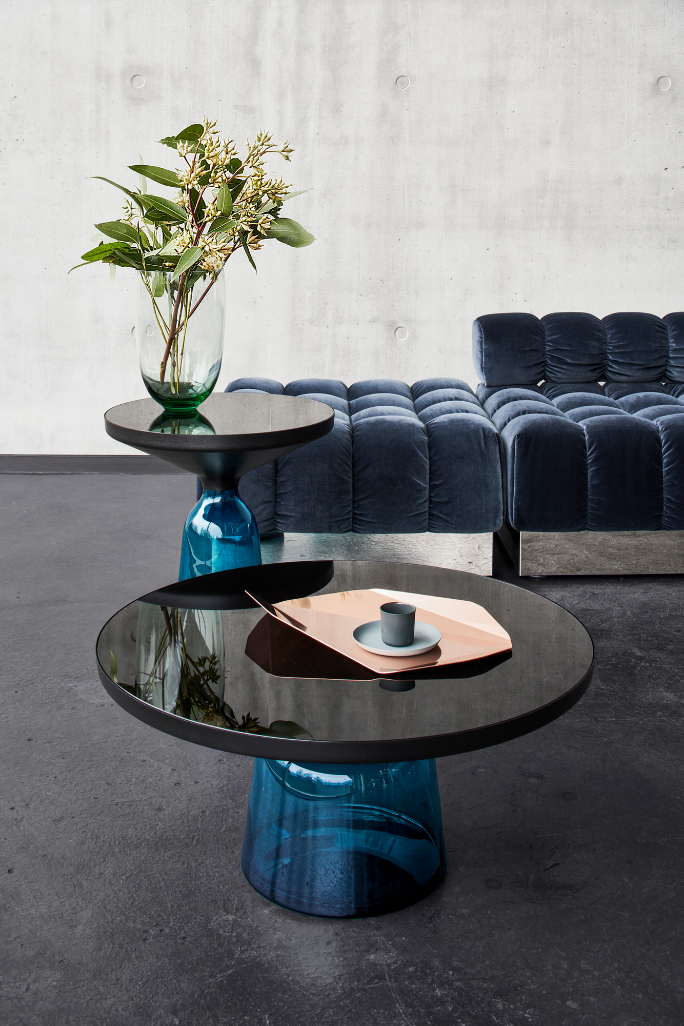 Bell Coffee Table Couchtisch mit Stahlfuß in Montana-Blau und Glasplatte im modernen Wohnzimmer.