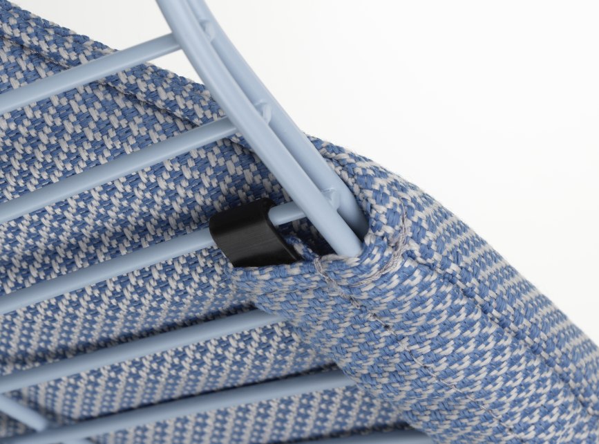 Detailaufnahme des Vitra Wire Chair Bikini Outdoor mit blau-weiß gemustertem Bezug und hellblauem Drahtgestell.