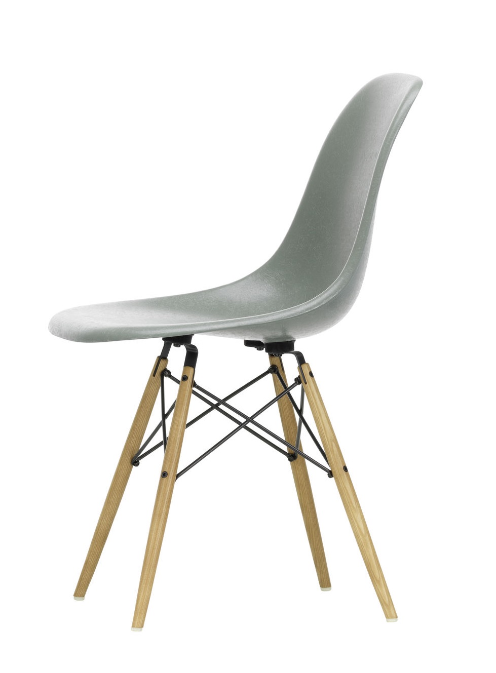 Vitra Eames DSW Stuhl mit grau-grüner Sitzschale aus Fiberglas und Ahorn-Holzbeinen.