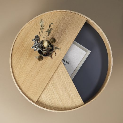 Arc Couchtisch Eiche geölt von Woud, runder Wohnzimmertisch mit Stauraum und Dekoration von oben.