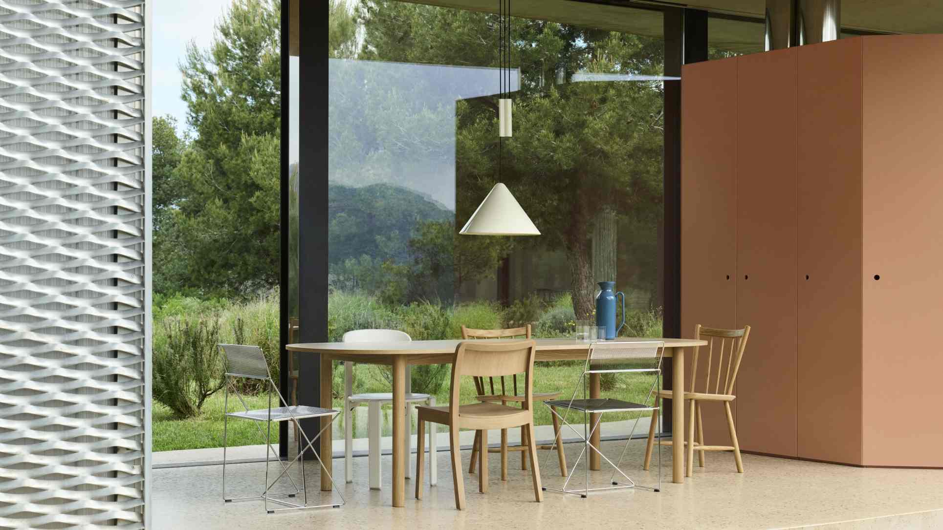 Annex Table Oblong Esstisch von Hay, oval, aus Holz, mit Stühlen in modernem Esszimmer.