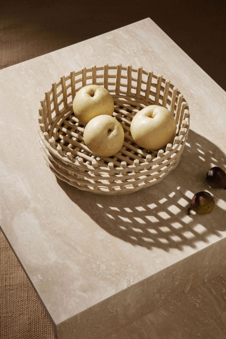 Cashmere Ferm Living Korb aus Keramik mit Früchten als dekoratives Tischobjekt.