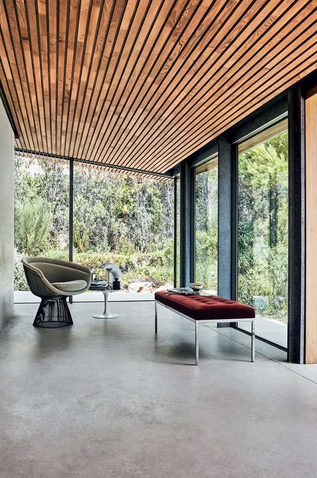 Innenaufnahme mit Florence Bank von Knoll International, roter Polsterbank mit Chromgestell.