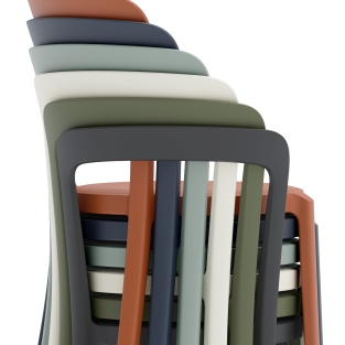 Stapel hellblauer Emeco On & On Stühle aus recyceltem Material. Nachhaltige Design Stühle für drinnen und draußen.