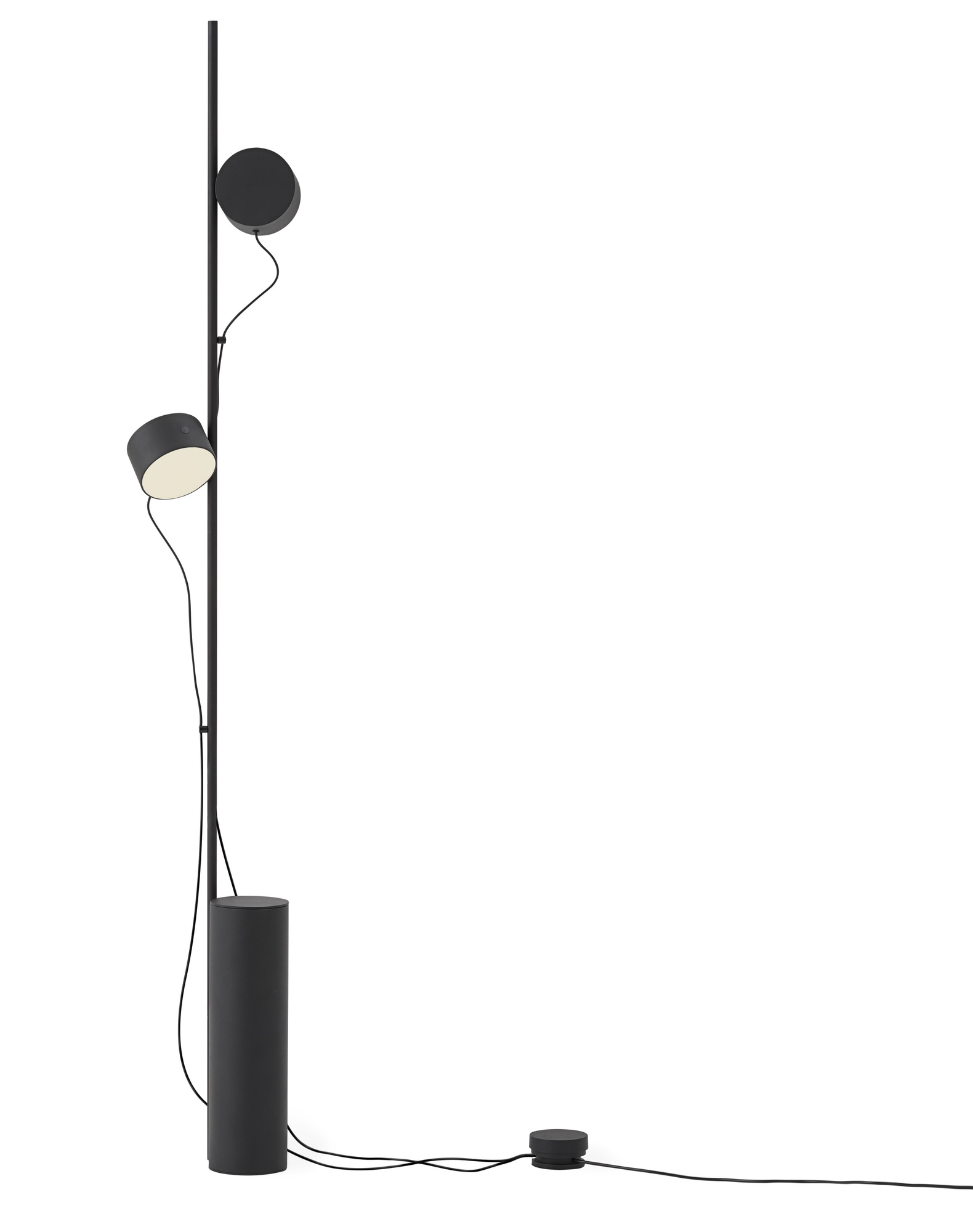 Schwarze Post Floor Lamp Stehleuchte von Muuto mit zwei verstellbaren Leuchten auf weißem Hintergrund.