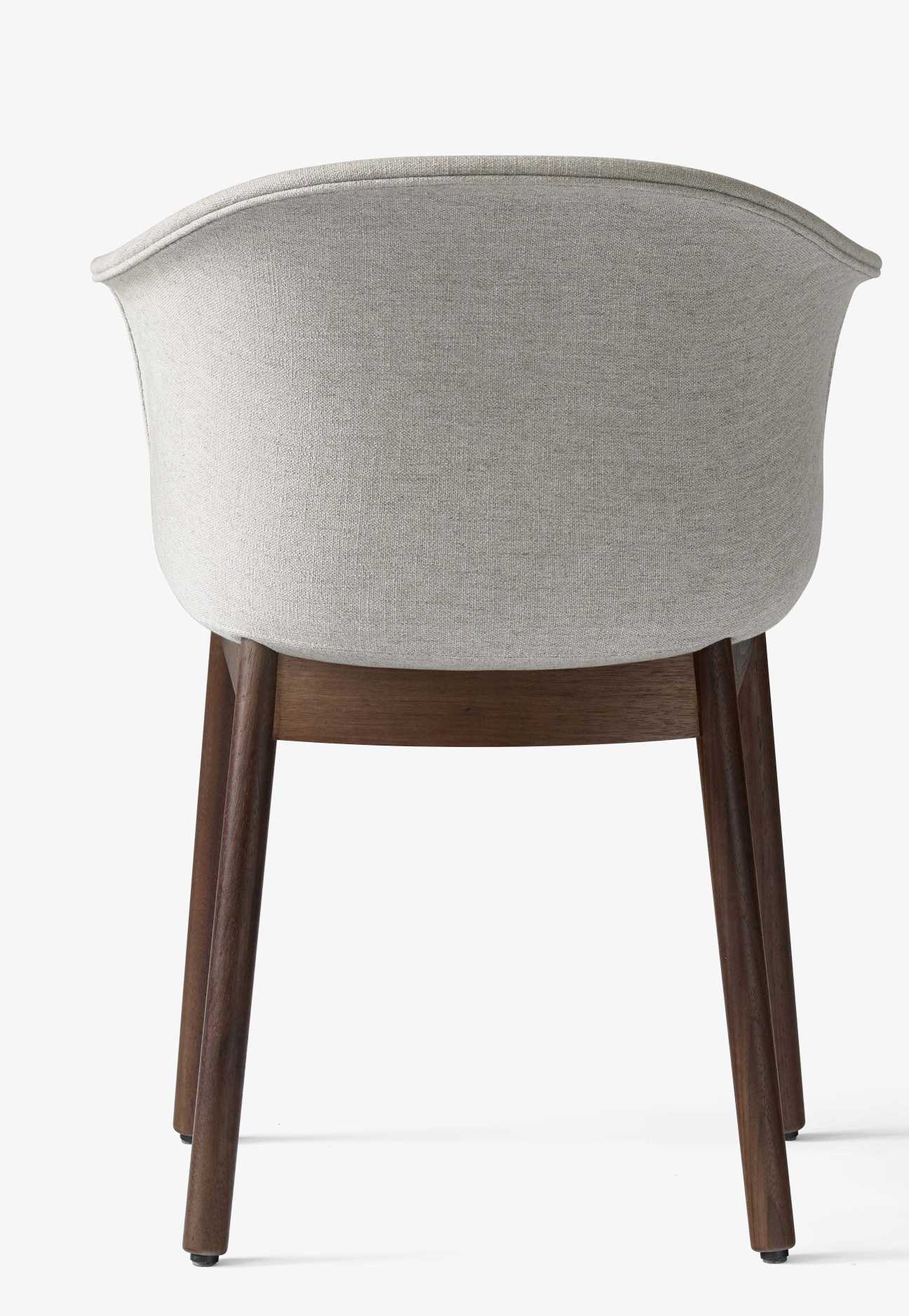 Rückansicht des Elefy Lounge Chair mit Holzgestell und grauer Polsterung von AndTradition.