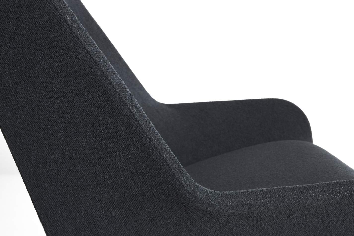 Detailaufnahme des Hay 02 Lounge Chair Sessels in Anthrazit, der modernen Komfort und skandinavisches Design vereint.