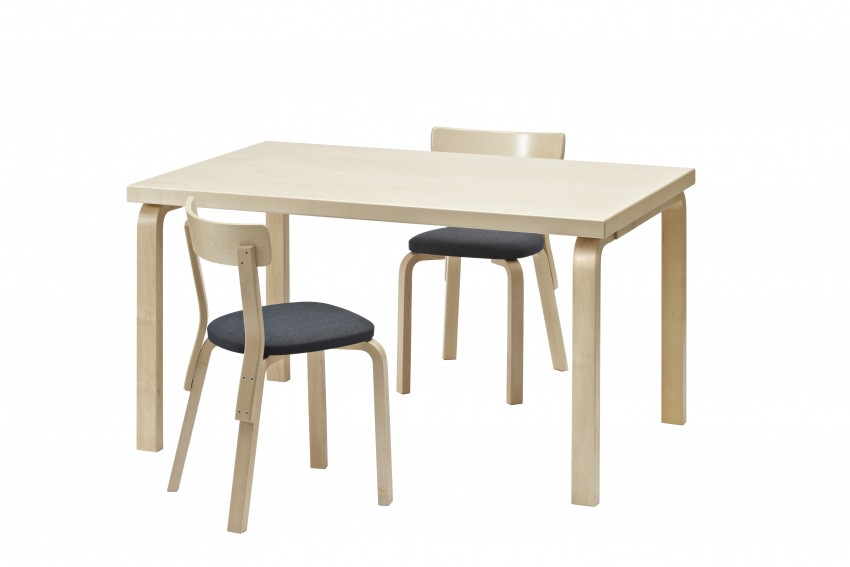 Artek 82B Tisch aus Birke mit zwei Stühlen und grauen Sitzflächen vor weißem Hintergrund.