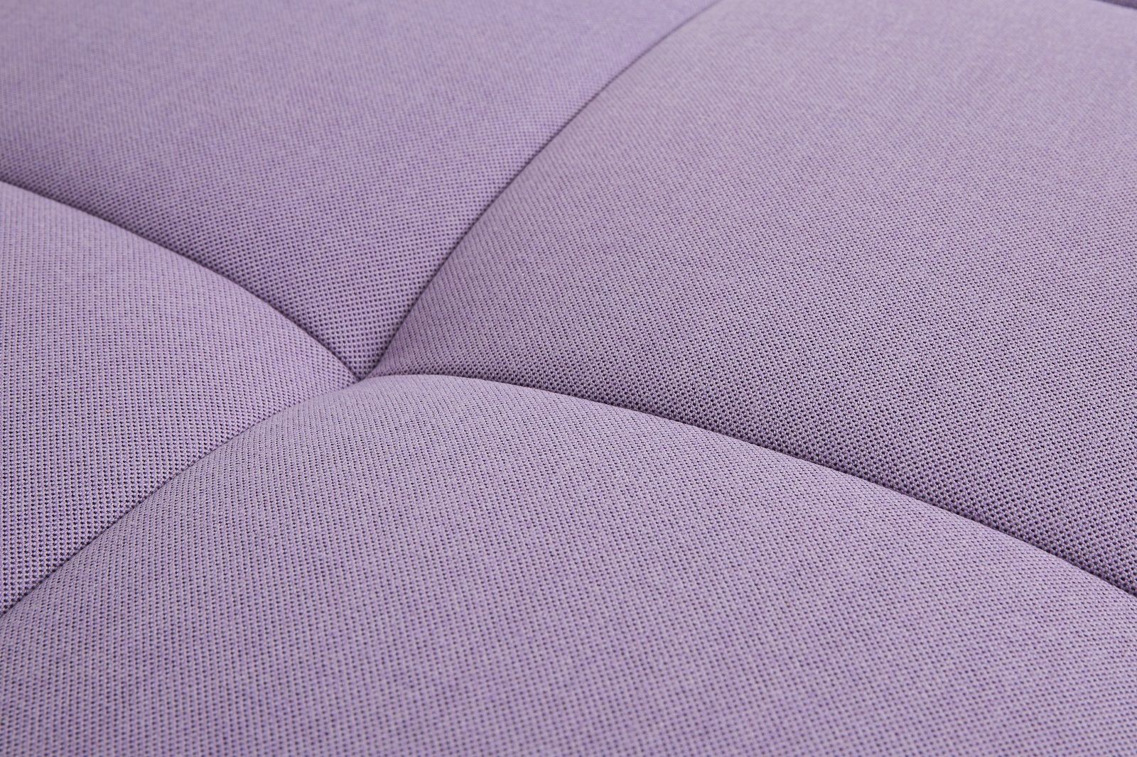 Detailaufnahme der lila Quilton Daybed Liege von Hay, Textur und Naht hervorgehoben.