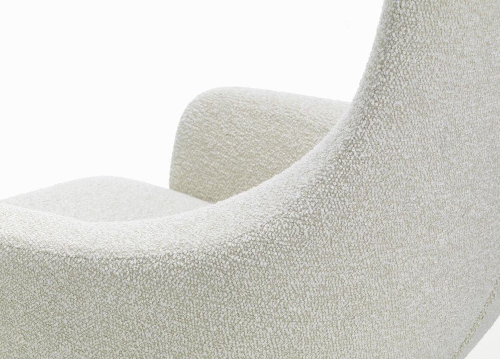 Detailaufnahme des Grand Repos Sessels von Vitra in Elfenbein/Perle, gepolstert mit Nubia Stoff.