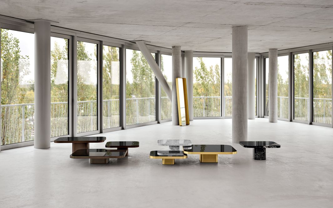 Bow Coffee Table Couchtische No. 5 von ClassiCon in verschiedenen Ausführungen in einem modernen Raum.