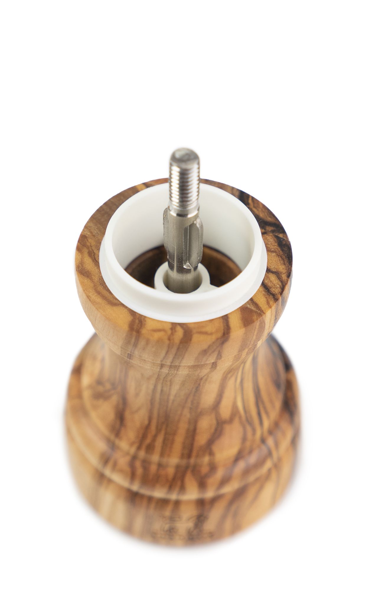 Detailaufnahme der Peugeot Bistro Duos Pfeffermühle aus Olivenholz, 10 cm, mit offenem Mahlwerk.