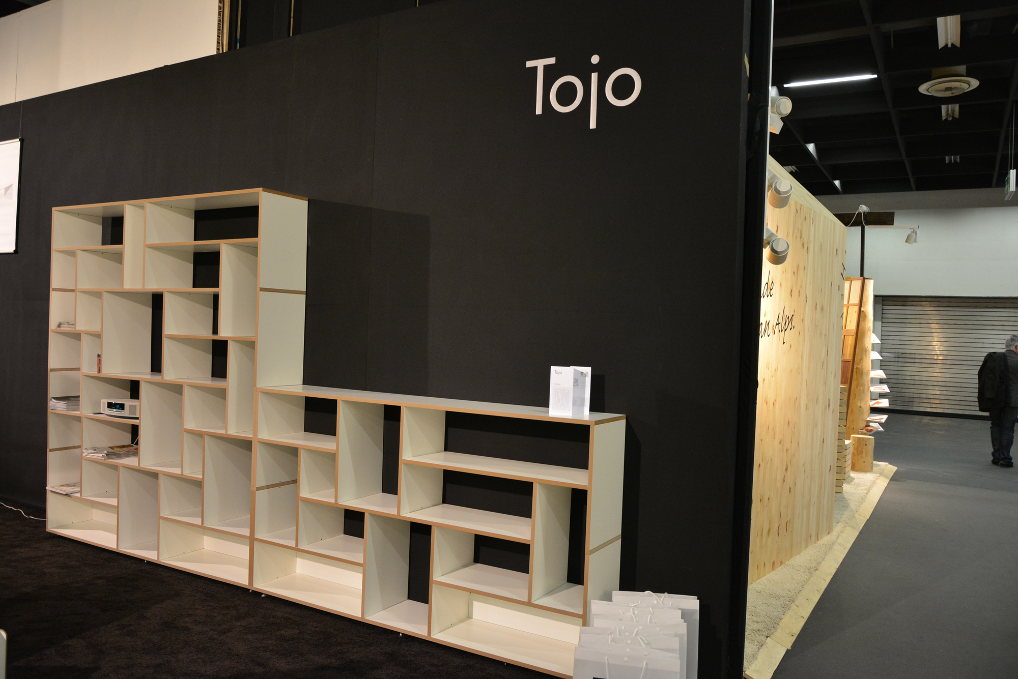 Hanibal Sideboard von Tojo, modernes Regalsystem in Weiß und Holz, vielseitig und stilvoll.