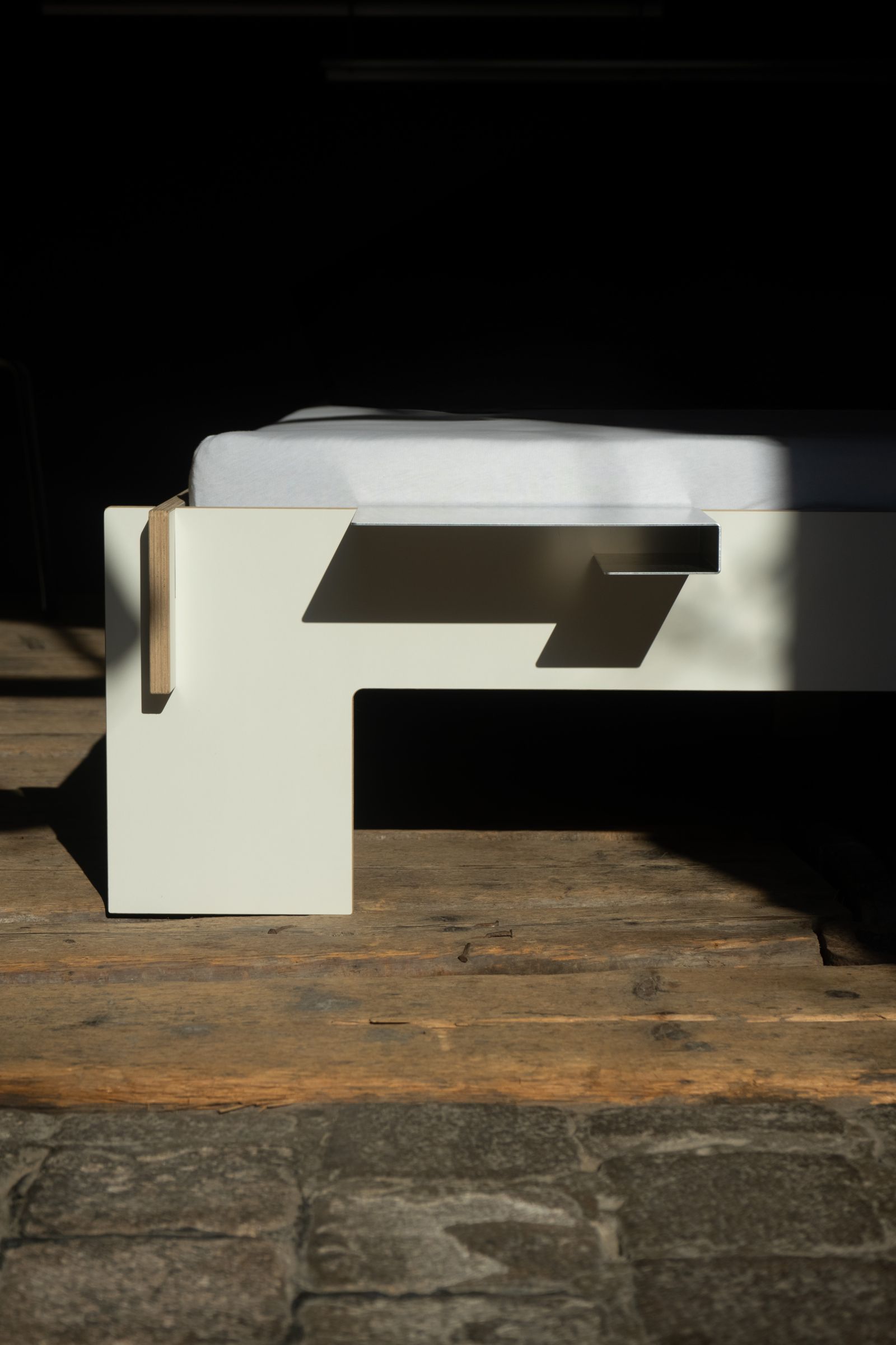 Detailaufnahme des Moormann Bettkante Leicht Bettes mit Ablage, minimalistisches Design auf Holzboden.