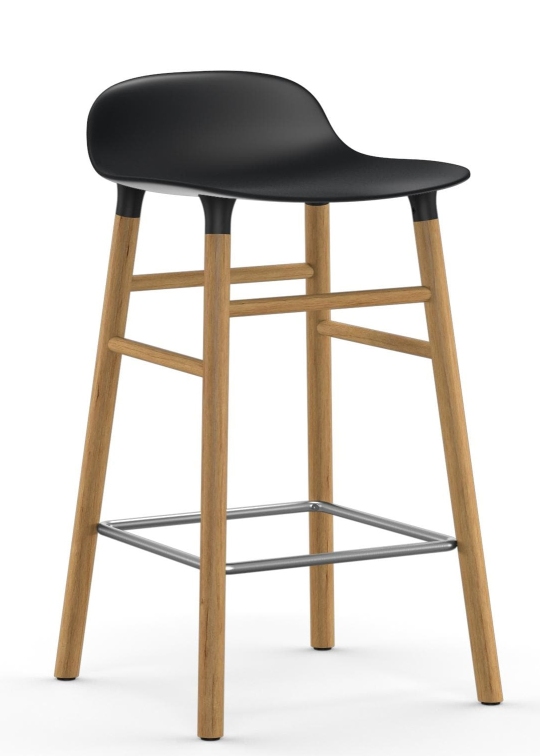 Form Barhocker von Normann Copenhagen, H 65 cm, mit schwarzer Sitzfläche und Holzgestell.