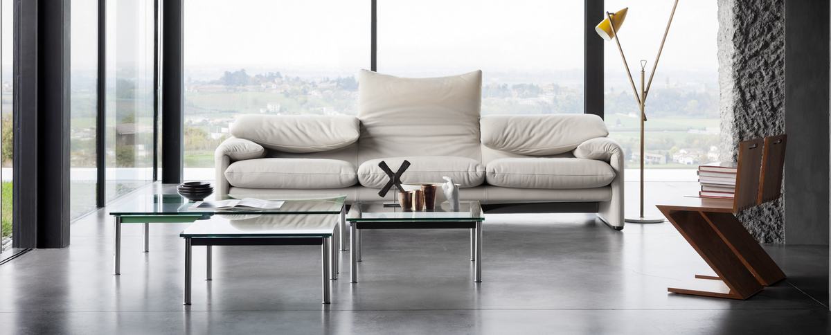 Helles Maralunga Sofa von Cassina, ein Dreisitzer Ledersofa im modernen Wohnzimmer mit Glas-Couchtischen.