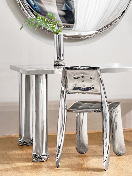 Crash Table Esstisch Zieta aus poliertem Stahl mit passendem Stuhl und Vase, modernes Design.