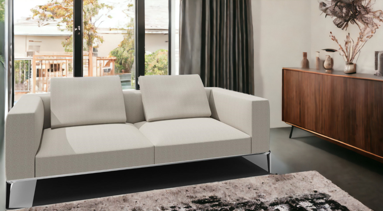 Jaan Living Sofa: Modernes 3-Sitzer Sofa mit silbernem Stoffbezug und bequemen Rückenkissen.