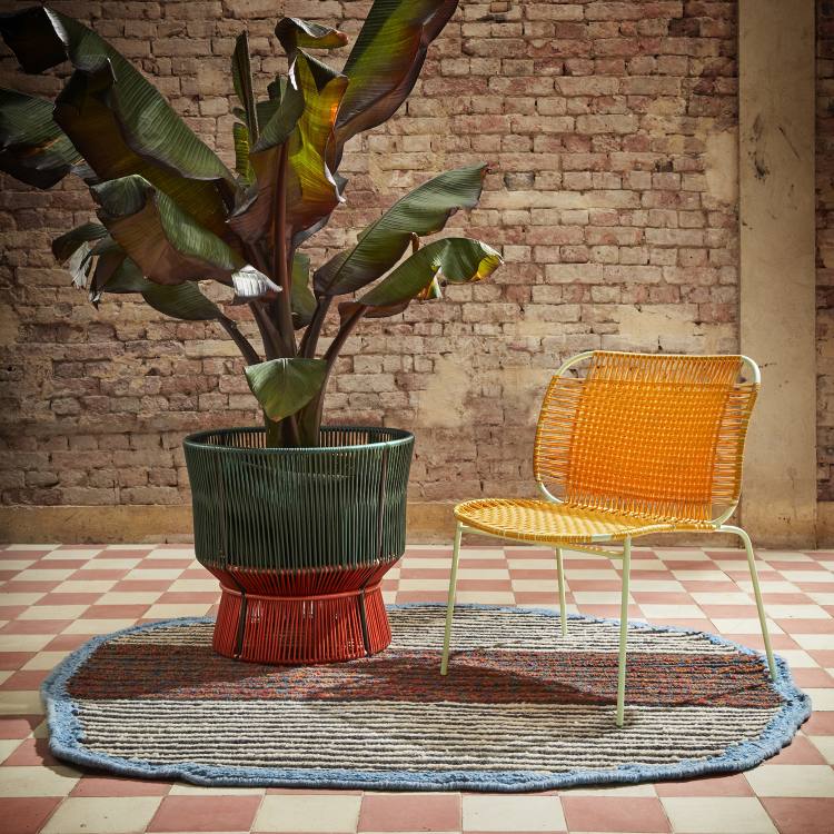 Cielo Lounge Chair niedrig, Outdoor Stuhl in Rot und Pink Sand, modernes Design.
