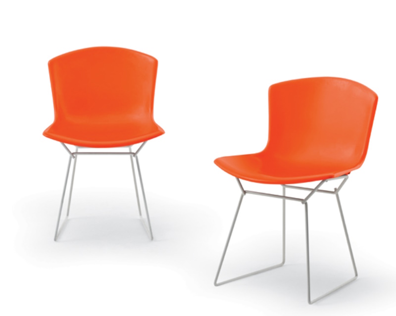 Zwei orangefarbene Bertoia Plastic Side Chairs von Knoll International mit filigranem, silberfarbenem Metallgestell.