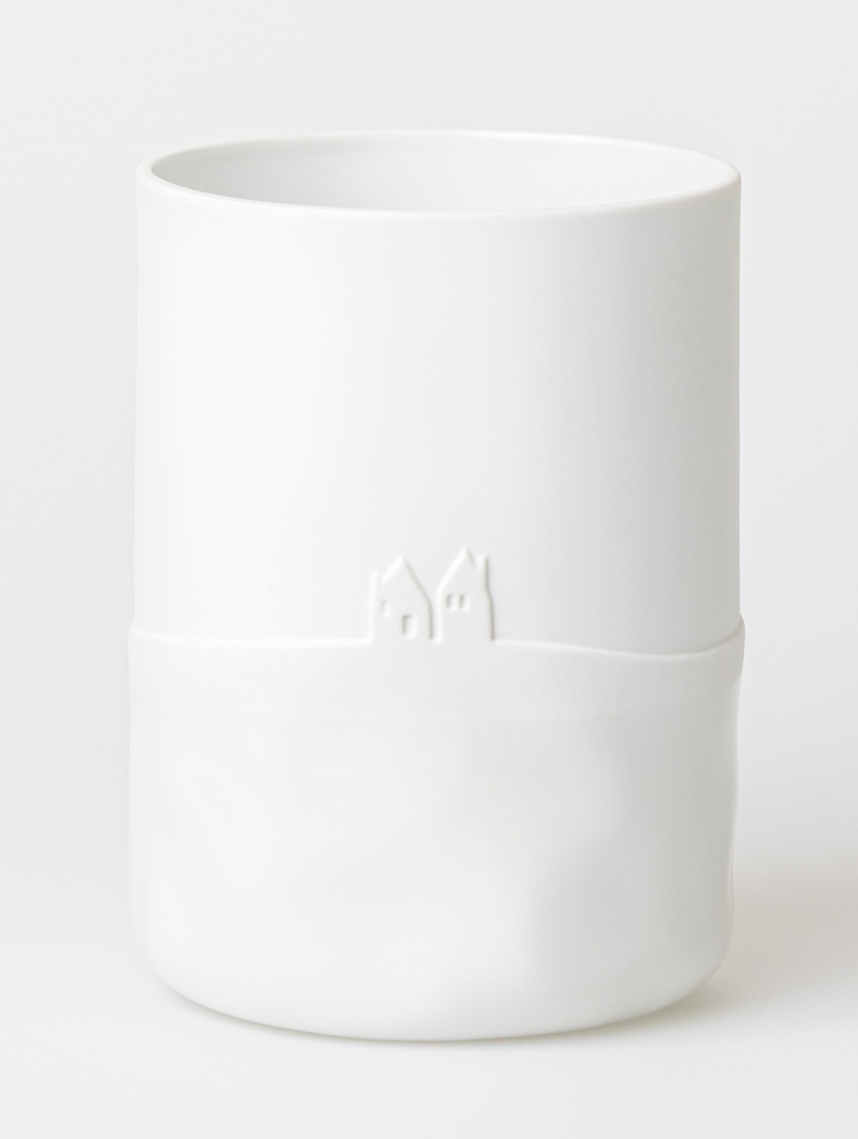 Weiße Schneetag Vase von Räder mit geprägtem Winterdorf-Motiv, moderne Blumenvase für Wohnzimmer und Tischdeko.