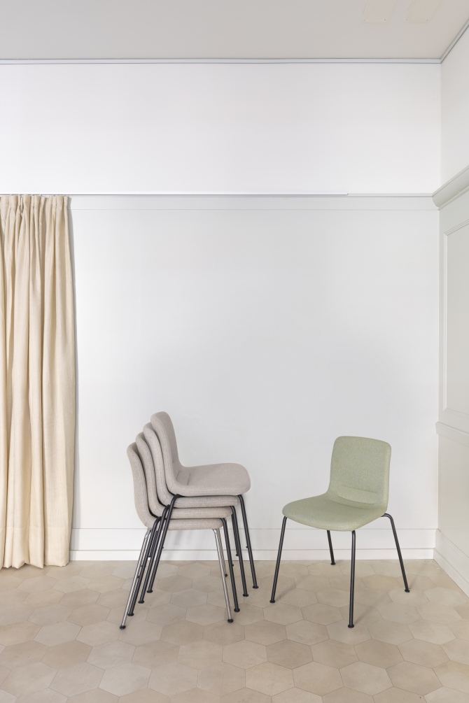 Vitra Hal Soft Tube Stuhl: Stapelbare Stühle in Grau und Grün mit Stahlgestell.