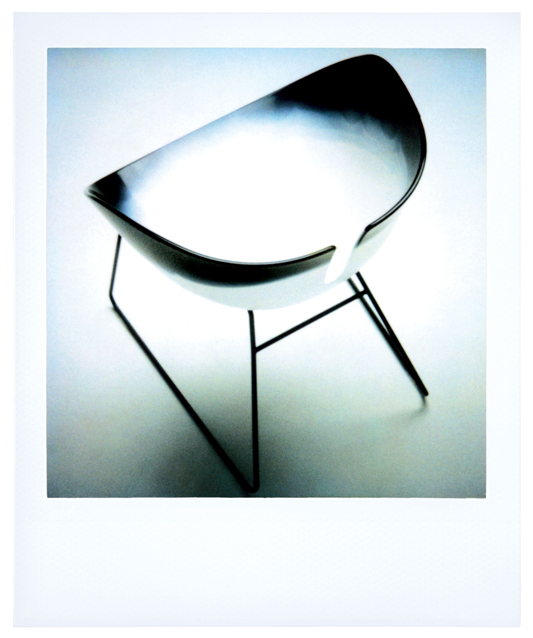 Fjord Stuhl von Moroso, modernes Design mit schwarzem Metallgestell und geschwungener Sitzfläche.