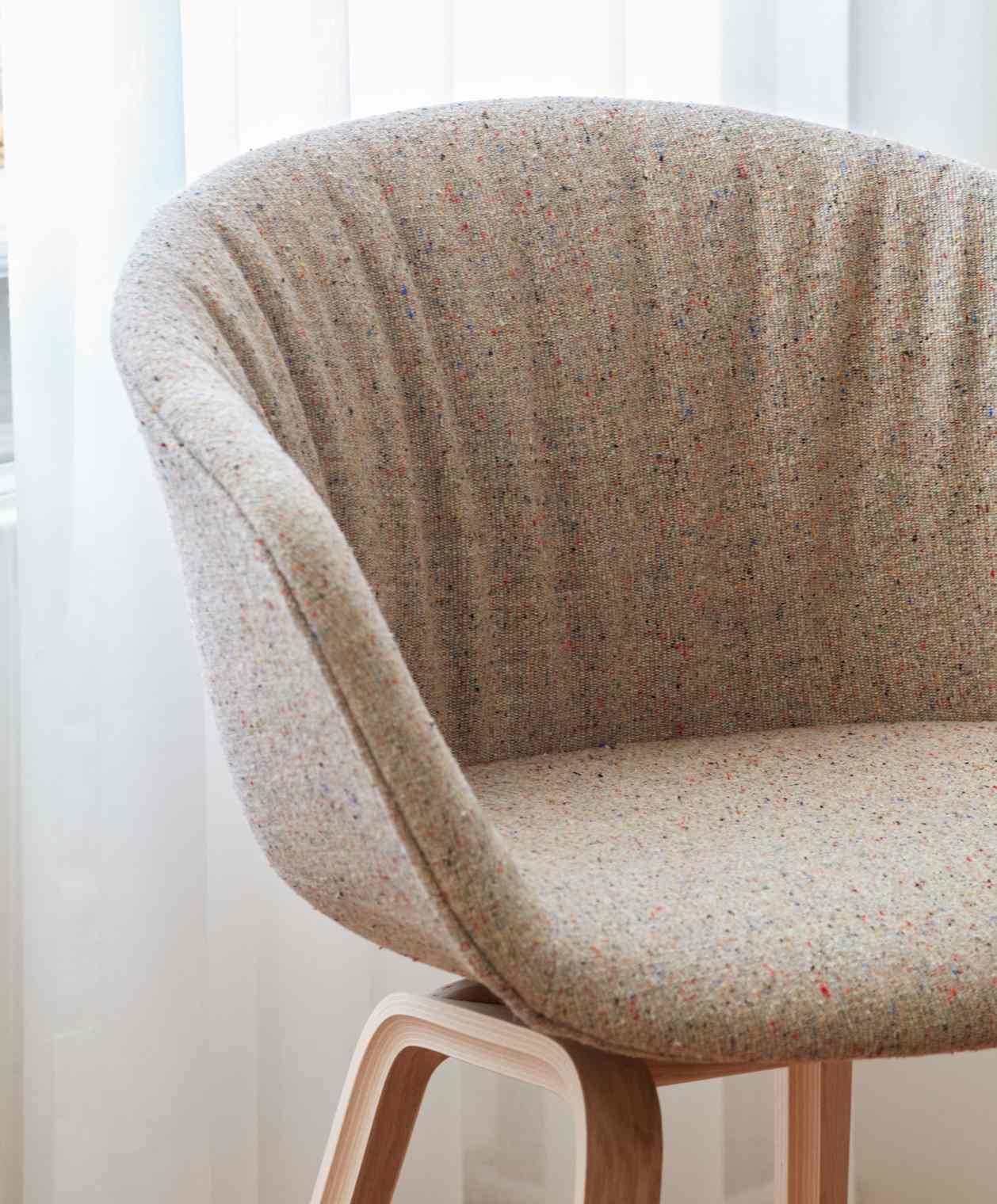Nahaufnahme: About a Chair AAC23 Stuhl mit Bolgheri Bezug und Holzgestell. Designstuhl für Wohnzimmer.
