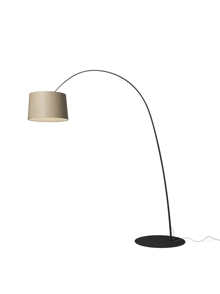 Twiggy Wood Stehleuchte von Foscarini mit Stoffschirm und schwarzem, gebogenem Lampenfuß.